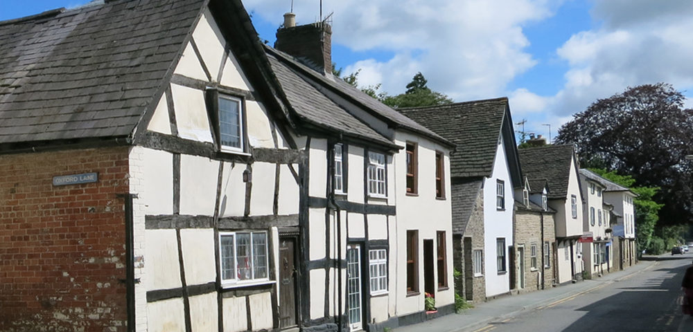 Cottages in Kington (photo: Des Blenkinsopp - cc-by-sa/2.0)