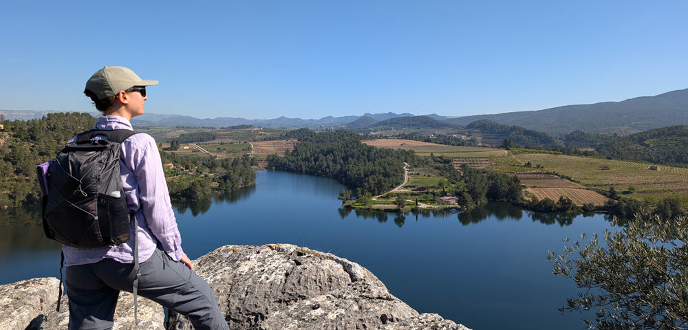 Setting out from Guiamets beside the reservoir